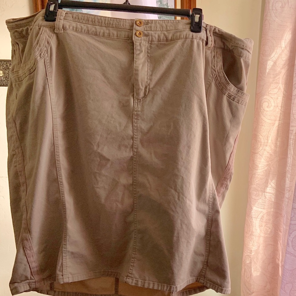 🥰 Catherine’s Khaki Skirt